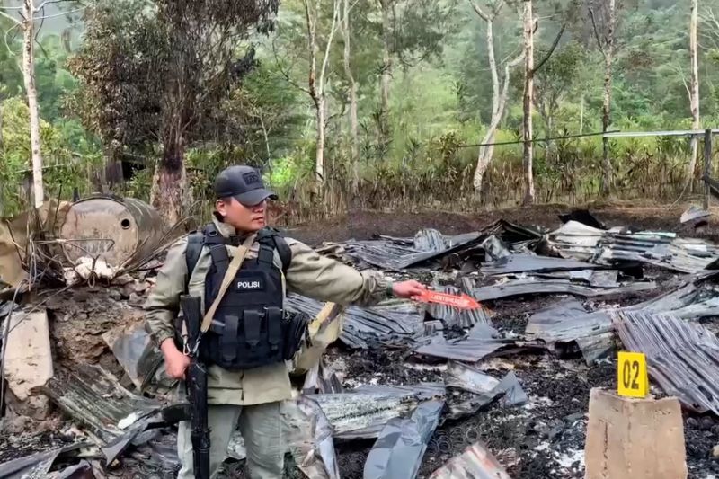 polisi olah tkp lokasi penyerangan guru dan nakes di yahukimo