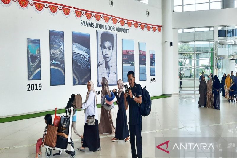 puncak arus mudik di bandara syamsudin noor capai 12190 penumpang