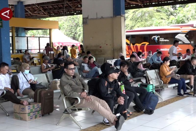 puncak arus mudik terlewati terminal kampung rambutan mulai landai