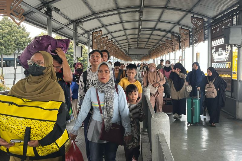 ribuan pemudik pejalan kaki dari merak tiba di bakauheni pada h 6