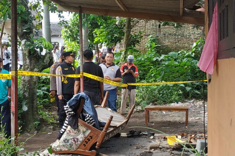 Sebuah rumah hancur dan satu korban terluka akibat ledakan petasan 1 sebuah rumah hancur dan satu korban terluka akibat ledakan petasan