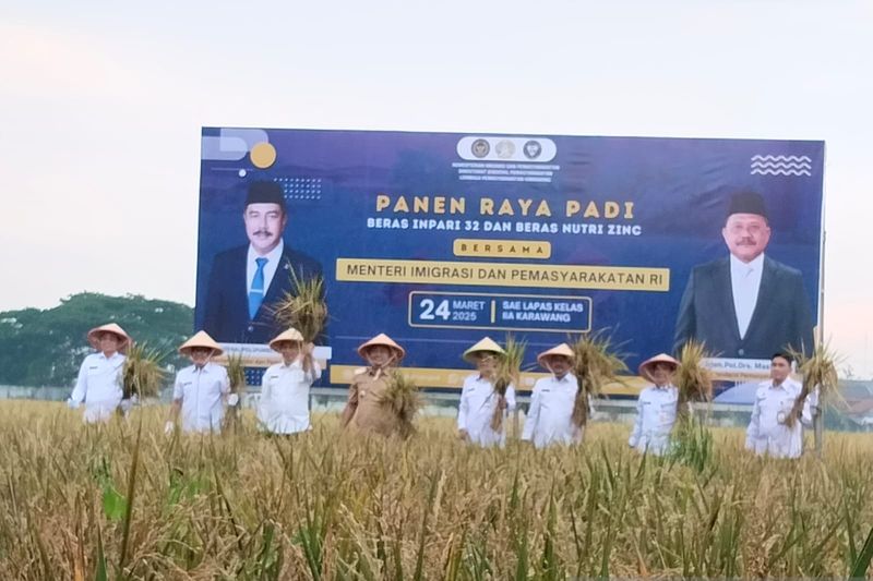 sekjen kemenimipas panen raya di lapas karawang