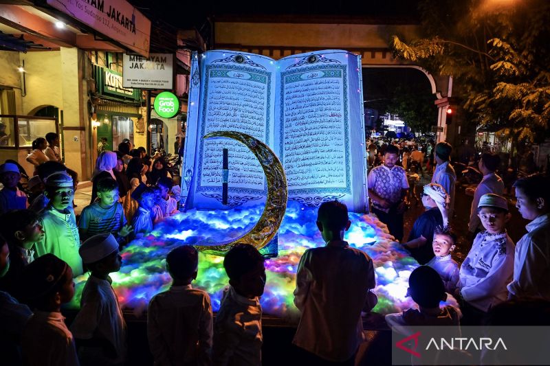semarak takbir keliling di ampenan replika al quran jadi pusat perhatian