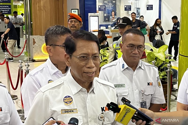 stasiun gambir berangkatkan 12 ribu pemudik pada h 7 lebaran 2025