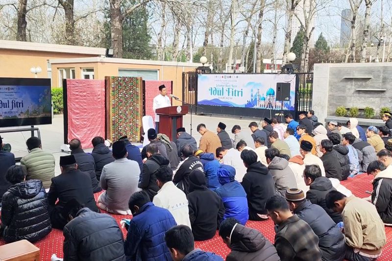 suasana shalat idul fitri 1466 hijriah di halaman kbri beijing