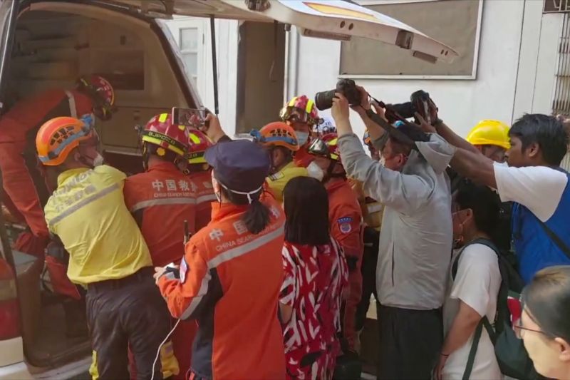 tim sar china selamatkan enam korban gempa myanmar