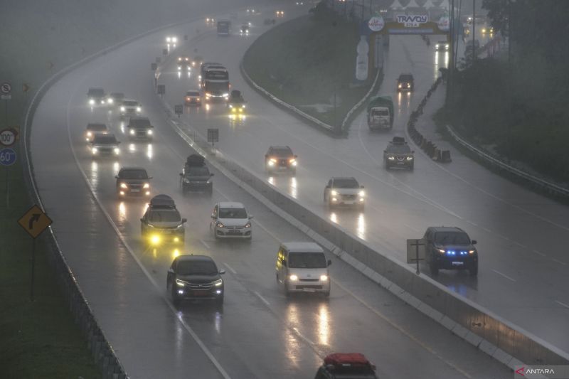 tips aman berkendara di jalan tol saat hujan deras