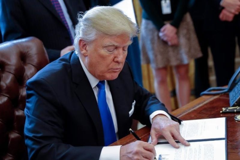 trump kenakan tarif bagi negara negara pengimpor minyak venezuela
