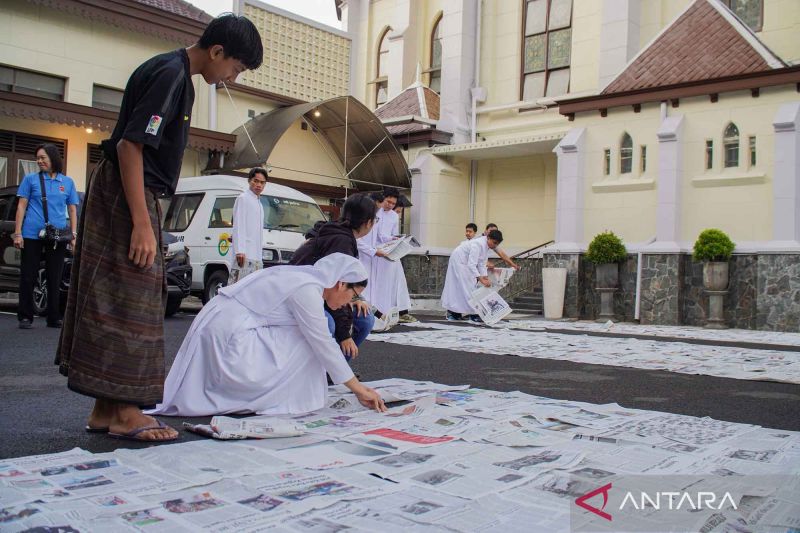 umat katolik turut membantu pelaksanaan shalat id di malang