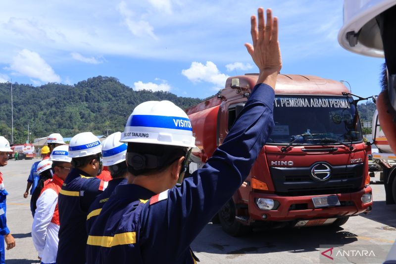 wamen esdm mengecek kesiapan pasokan bbm di sumbar jelang idul fitri