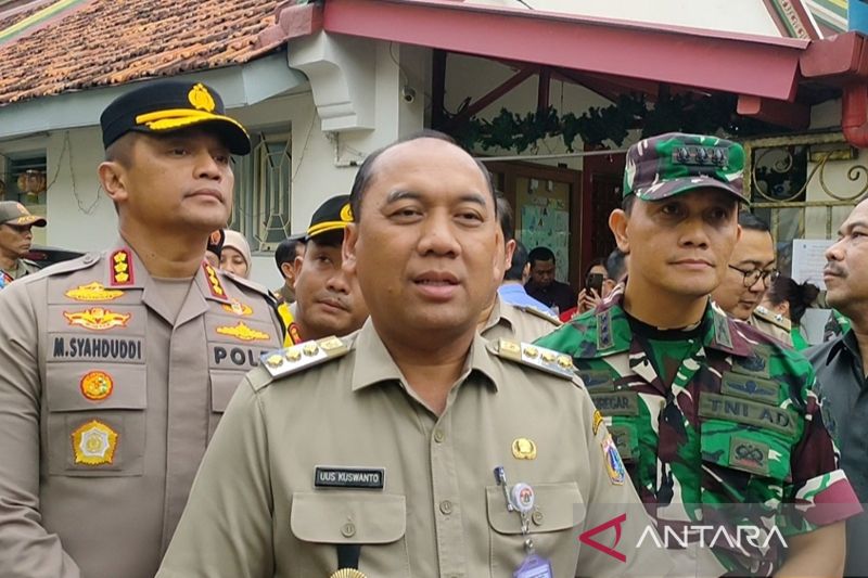 warga jakarta barat diimbau tak buang sampah ke saluran air