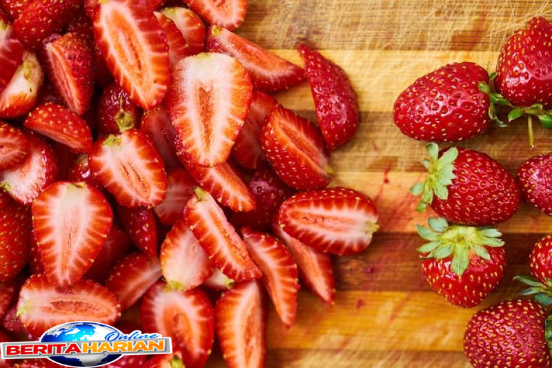 10 manfaat stroberi untuk kesehatan ibu hamil dan janin