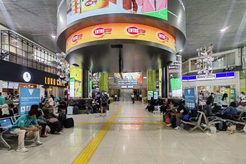 15797 pemudik tiba di stasiun gambir pada kamis