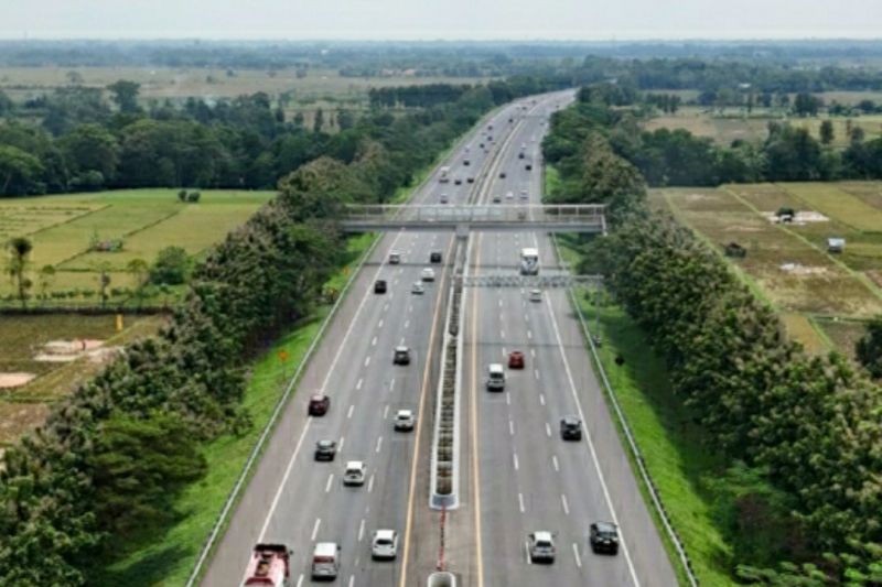 53 ribu kendaraan melintasi tol cipali per jam pada minggu siang