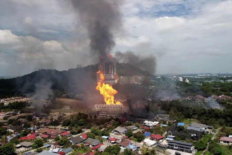 63 orang dirawat akibat kebakaran pipa gas petronas malaysia 1