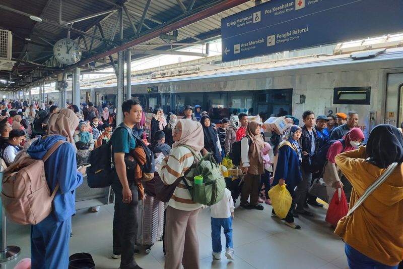 758 ribu warga tinggalkan jakarta pakai ka baru 514 ribu kembali