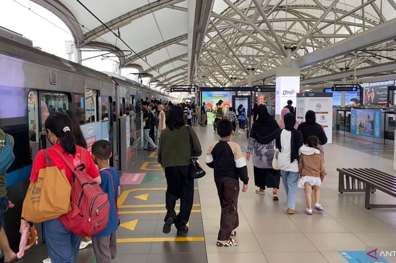 76 ribu orang gunakan mrt saat libur lebaran