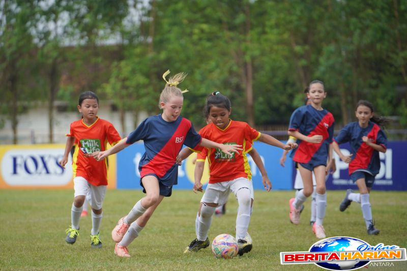 963 peserta bersaing di milklife soccer challenge tangerang