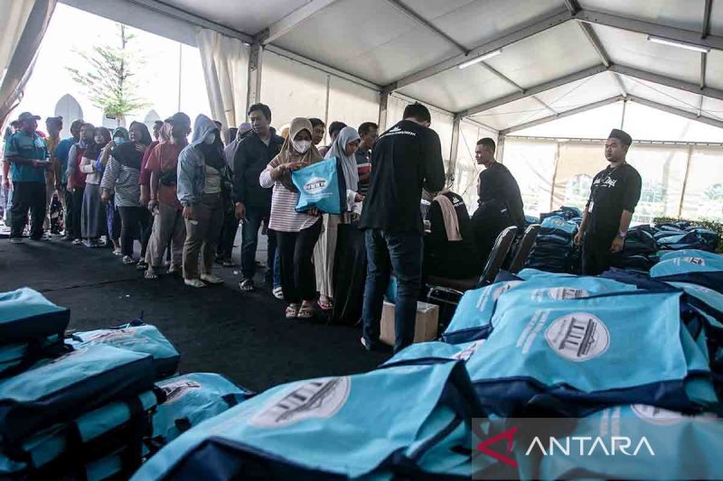 antusiasme warga saat pembagian sembako bantuan wapres