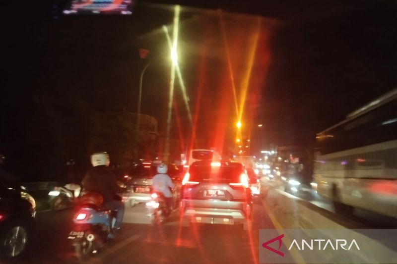 arus balik di jalur pantura hingga jalan arteri karawang cukup padat