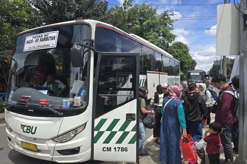 arus balik mulai ramai di terminal kampung rambutan