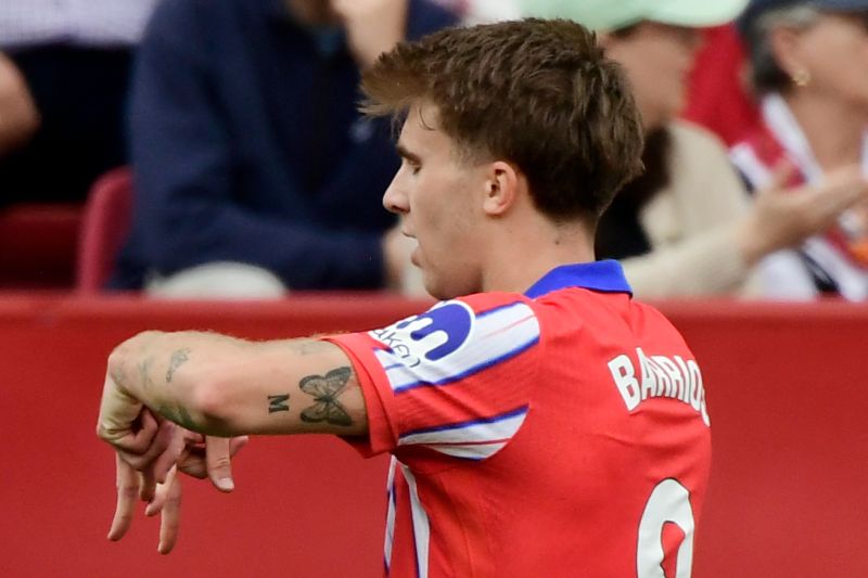 atletico terus pepet madrid usai menang dramatis 2 1 di markas sevilla