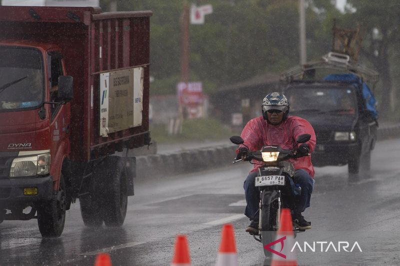bmkg prakirakan mayoritas indonesia berawan hujan pada jumat