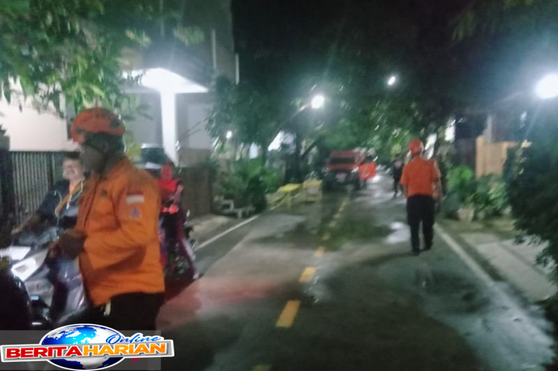 bnpb petugas telusuri sumber bau menyengat diduga gas di bekasi