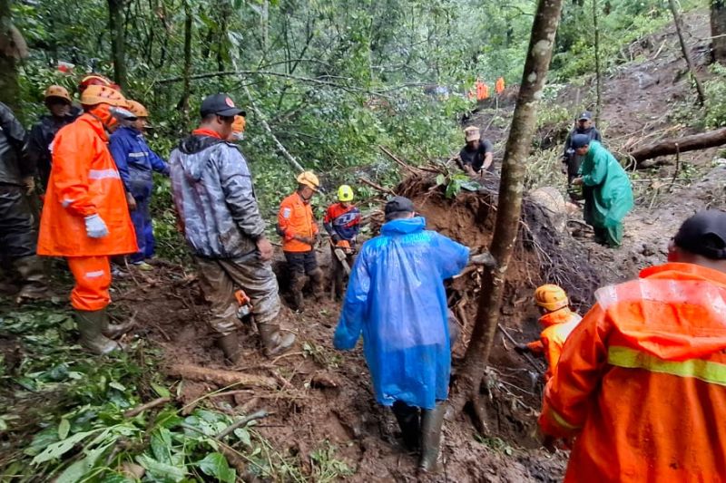 bpbd batu kerahkan personel bantu tangani longsor jalur pacet cangar