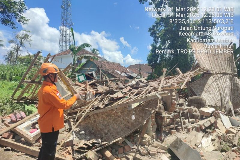 bpbd jember tiga korban terluka akibat rumah ambruk 1