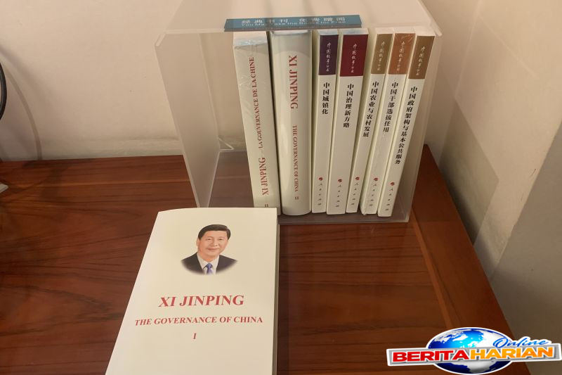 buku gratis tentang xi jinping disediakan di kamar hotel