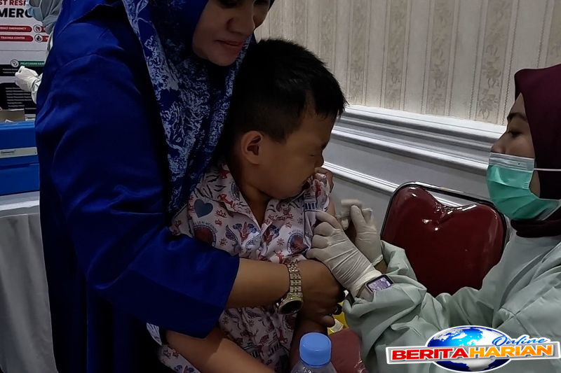 cegah penyakit hati dan meningitis 2000 anak di bogor divaksinasi