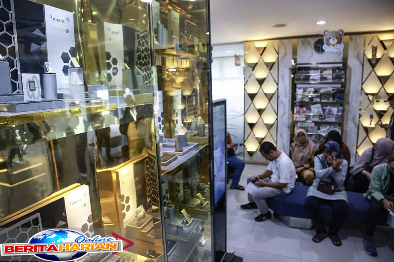 ekonom celios sebut tiga alasan emas batangan banyak dibeli masyarakat