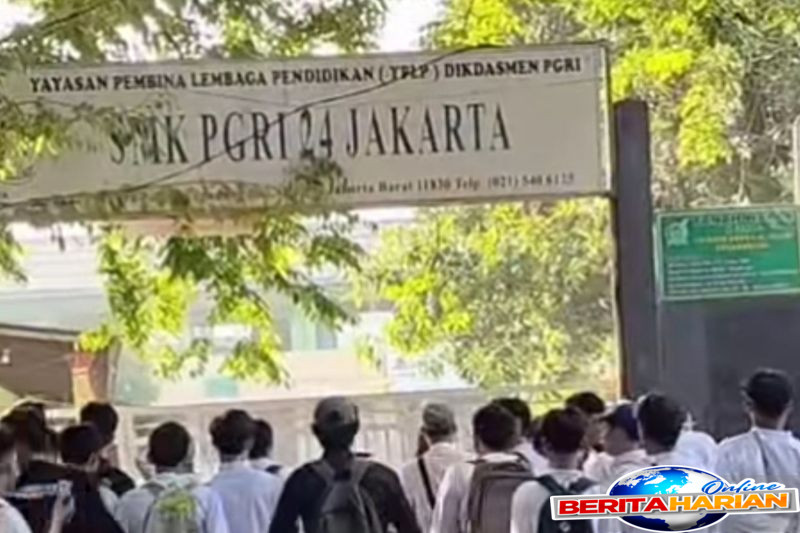 gerbang smk pgri 24 digembok oleh ahli waris