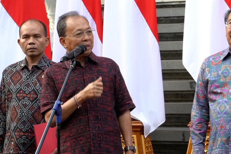gubernur koster larang air minum kemasan plastik beredar di bali