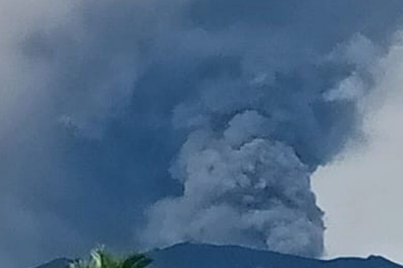 gunung dukono di halmahera utara erupsi