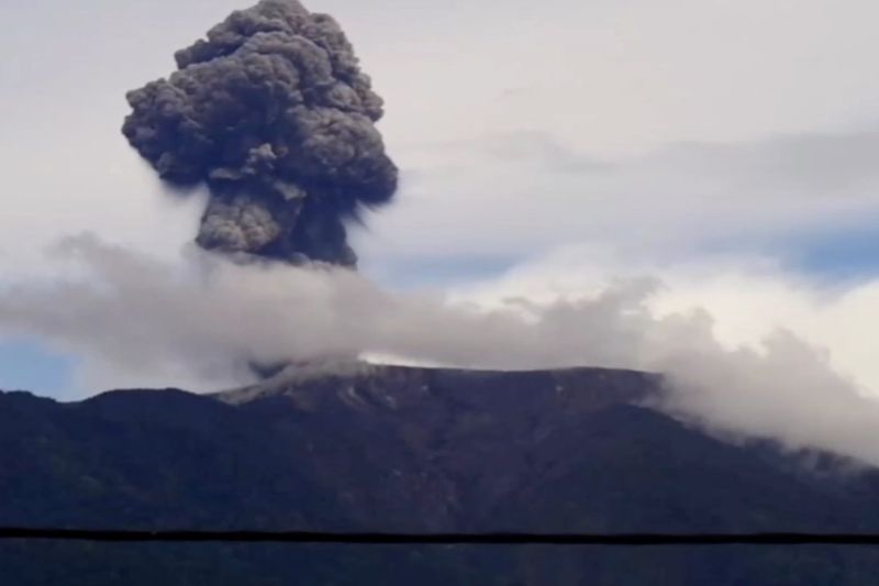 gunung marapi alami erupsi dengan abu vulkanik 1000 meter