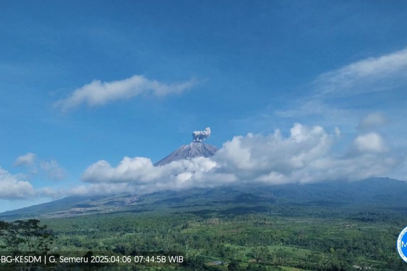 gunung semeru meletus tiga kali pada minggu pagi