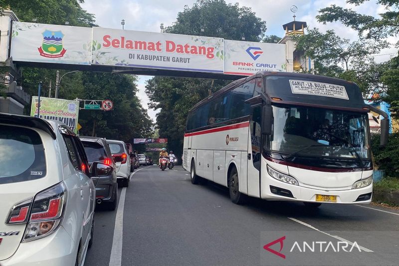 h2 lebaran arus kendaraan di jalur bandung menuju garut padat