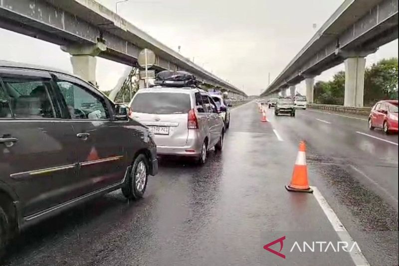 H2 Lebaran siang, "contraflow" Tol Cikampek jadi dimulai dari KM 41 1 h2 lebaran siang contraflow tol cikampek jadi dimulai dari km 41