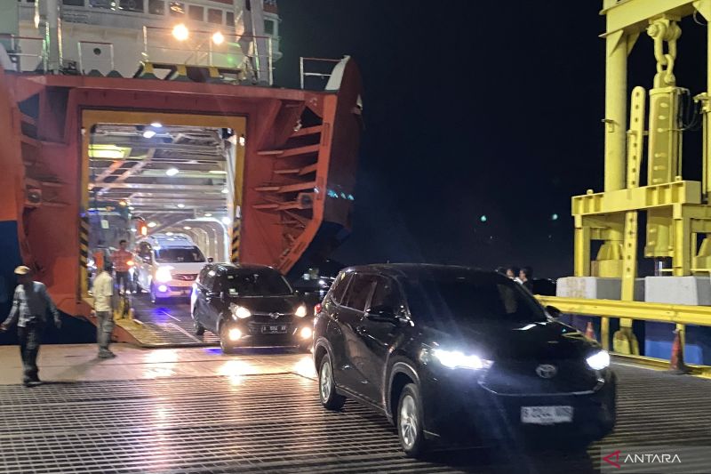 h5 lebaran kendaraan pelat b dominasi arus balik di pelabuhan merak