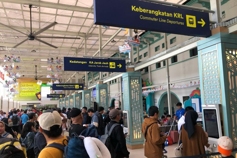 hari ketiga lebaran sejumlah pemudik balik cepat ke jakarta dengan ka