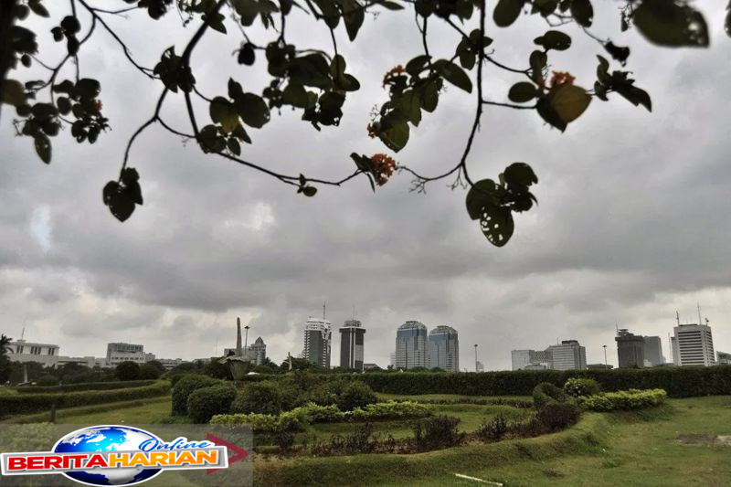 jakarta diselimuti awan tebal sabtu pagi ini