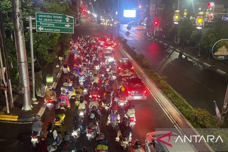 jalur arteri serang jakarta dipadati pemilir sepeda motor