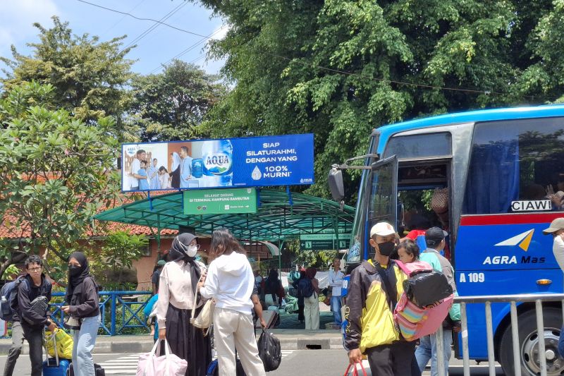 jumlah penumpang balik turun 27 persen di terminal kampung rambutan