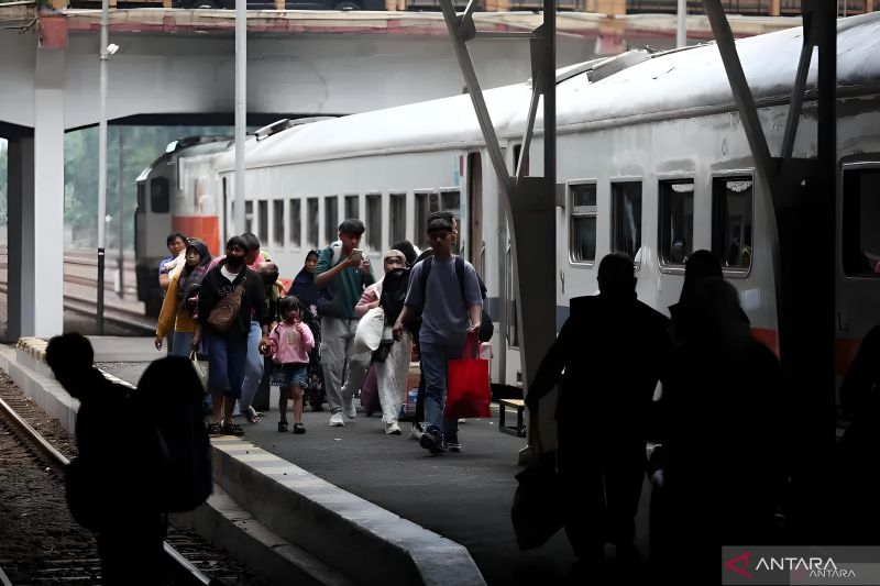 kai catat lonjakan signifikan penumpang commuter line lokal surabaya
