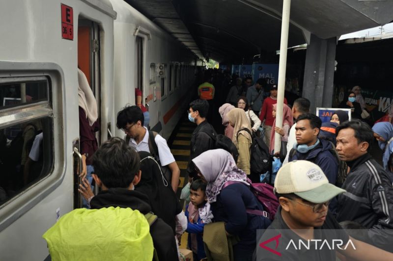 kai layani 120954 penumpang di stasiun malang saat angkutan lebaran