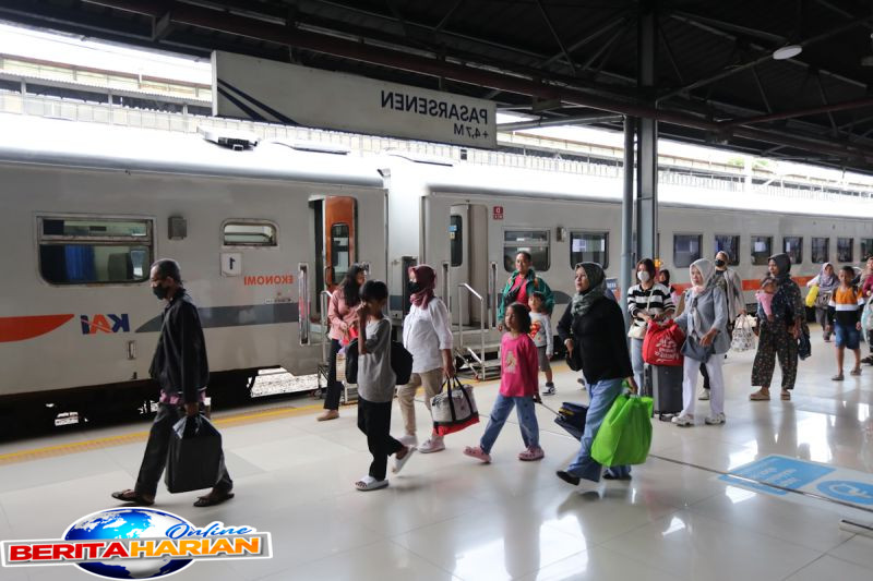 kai stasiun pasar senen jadi primadona pemudik lebaran 2025