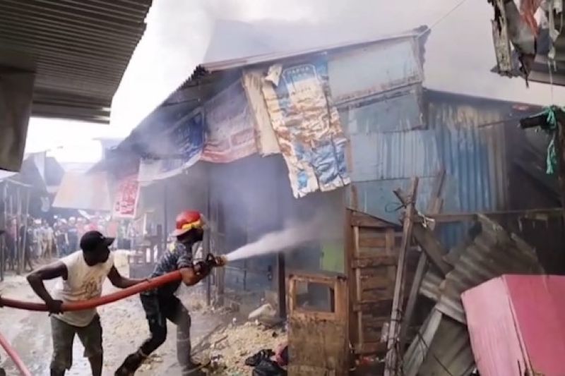 kebakaran di pasar youtefa hanguskan 7 kios