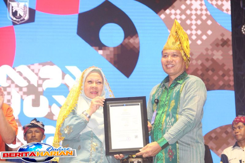 kemenkum sulteng serahkan 50 sertifikat merek untuk umkm